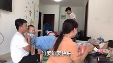 爸妈来到慧慧家，大姐给弟弟妹妹分零食，小烨等不急也要抢一份
