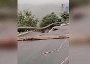 实拍！重庆万州一国道垮塌瞬间：路面整段陷入山崖 电杆火花四溅