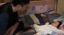 小宝宝半夜不睡觉被爸爸训，接下来小家伙的反应好逗，把人萌化了