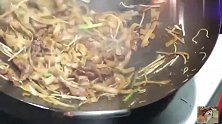 干炒牛河只要10元一份，网友：太值了满满的一大份