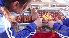 童年短剧：姐妹俩兑钱买糖葫芦，妈妈吃在嘴里甜在心里，可感动了