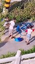 甘肃陇南街头4名小学生狂砸共享单车 网友：教育的缺失