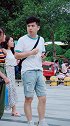 姑娘搭讪路过的小哥哥，一句话之后让小哥哥害羞直接走开