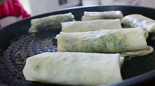 胖妹嘴馋吃韭菜煎饼，出锅那刻馋哭了，这吃相真馋人