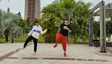 两位帅哥都是舞蹈高手，他们跳鬼步舞很美，你愿意给他们掌声吗