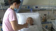 重庆：不图回报！她20年如一日细心照顾111岁邻居大爷