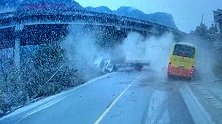 宜昌中巴车与货车相撞致2死 行车记录仪拍下中巴超车后撞击瞬间