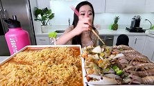 妹子吃火鸡面、螃蟹和濑尿虾，这么大一桌吃得真爽