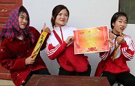 短剧；虎妞得大奖状，妈妈奖励辣条吃，没想到把虎妞都给辣哭了