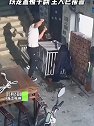 浙江杭州：男子持工兵铲狂砍狗子，铁笼盖被干翻，已报警