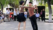 穿着情侣装，跳着热情似火的舞蹈