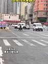 黑龙江哈尔滨：大叔淡定蹬三轮拉汽车