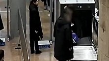 奇葩！男子嫌摘行李麻烦直接钻进安检机：冬天穿太厚太麻烦
