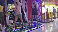 两个小姐姐玩跳舞机，青春靓丽舞姿动感，喜欢黑裙子小姐姐！