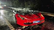 杭金衢高速：400万法拉利高速打滑撞护栏起火，直接报废！