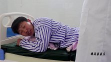 小伙重色轻友，拿朋友做实验教实习护士扎针，过程太逗了