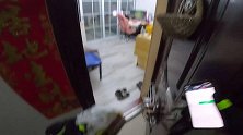 大晚上女孩子一个人在家点外卖要注意安全