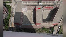 河南一男子心情烦躁从27楼扔水泥砖 小学女生被砸伤