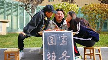 亲一口就可以免费拿东西，没想到小伙现学现卖，太逗了