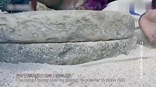 石磨磨青稞粉，边磨着一股特别的香味就出来了，莫名的幸福感
