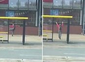 英国一男子等公交时在车站跳舞 大幅舞动超具感染力