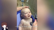 妈妈往宝宝肚子上冲水，下一秒请注意宝宝的表情，看一次笑一次