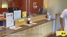 外国小哥用400美元硬币买东西，看到四桶硬币，工作人员很无奈