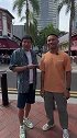 握个手表示感谢！范志毅与新加坡门神桑尼见面了