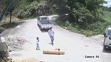 两小孩钻纸箱路中间玩耍遭小货车碾压 司机一看竟是5岁儿子