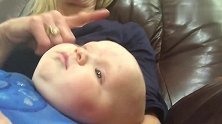 奶奶用手轻轻抚摸宝宝脸，小娃立马陷入沉睡，这哄娃技能快学起来
