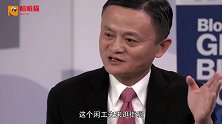 马云不顾形象大口舔棒棒糖，谁注意他把垃圾放哪了？素质装不出来