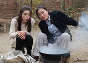 短剧；小麦冒着雨给婆婆烧茶喝，结果村花也过来凑热闹，真搞笑