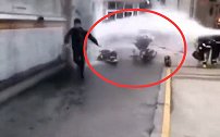 “全网通缉”的消防放水哥被找到 网友：心疼被冲翻的队员