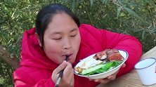 农村胖妹做黯然销魂叉烧饭，还给猪肉按摩10分钟，简直太会吃了