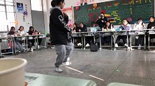 我们班练了五年跆拳道的女生，现场表演了一段，我都怀疑是不是练过。