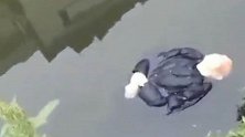 惊悚！河道“漂”着一名老人 原系失足落水被民警急救后苏醒