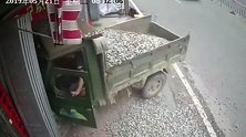 货车失控猛撞路边店 男子神反应躲过一劫