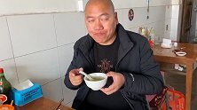 二娃和幺妹儿去吃羊肉汤，两个人花50元，感觉吃到最贵的了！