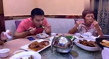 一家人一起吃个饭，有说有笑真幸福，你们多久没有和父母一起吃饭