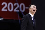 CBA新一代网红教练刘维伟 在他手下球员时时刻刻得憋笑