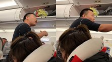 男子飞机上脱鞋 被提醒后回怼：你在make problem！