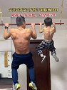 父亲每天陪7岁孩子锻炼两小时。从孩子2岁开始，已坚持5年