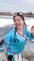 小姐姐穿少数民族服装在户外唱歌，人美歌好，让人忍不住多看几遍