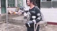 牛人发明的小伙子脑洞太牛了，四只手无敌了，这操作秀的头皮发麻