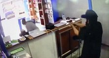 巴西：一名男子持枪抢劫手机店，反被店主开枪击倒在地