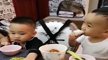自打表弟一来，兄弟仨吃饭就成这样，眼前一幕，原谅我忍不住笑了