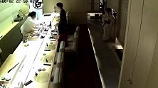 餐厅员工被顾客泼水后打人 餐厅回应：已将该员工开除