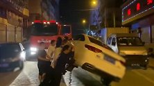 私家车挡道妨碍消防车赶赴火点 众人合力清出救援通道