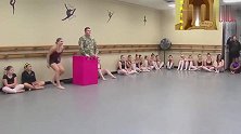小女孩舞蹈课上，军人爸爸突然从纸箱子里钻出来，简直太惊喜了