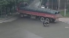 拉卷钢的重型货车超载，拐弯把后轴拧断，轮胎飞了都不知道！